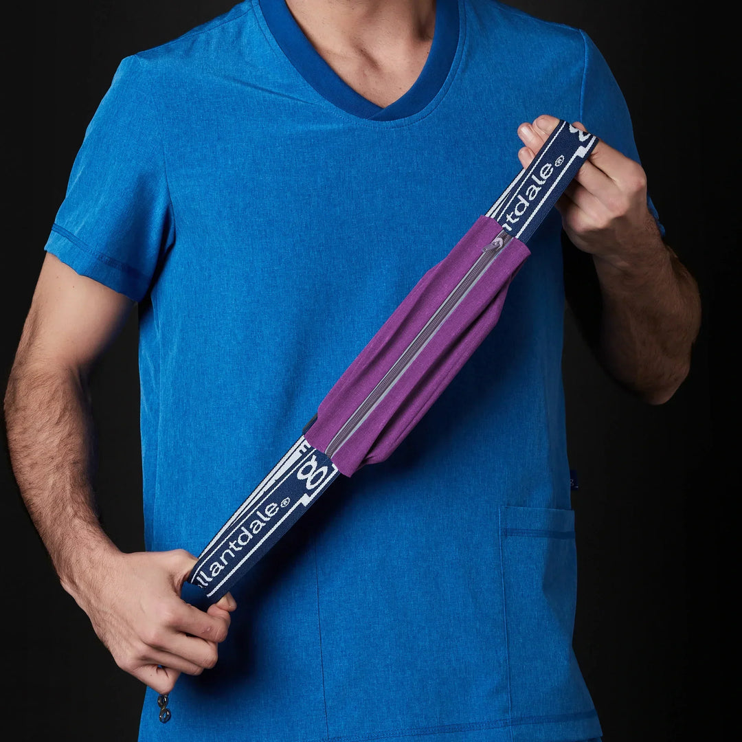 Médico o Doctor vistiendo una BOLSA cangurera color morado marca Gallantdale Uniformes Médicos y Quirúrgicos