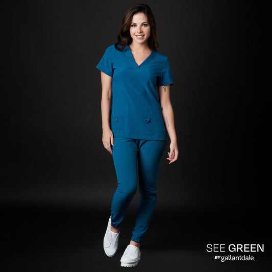 Médico o Doctora vistiendo una PIJAMA quirúrgica scrubs performance color negro marca Gallantdale Uniformes Médicos y Quirúrgicos