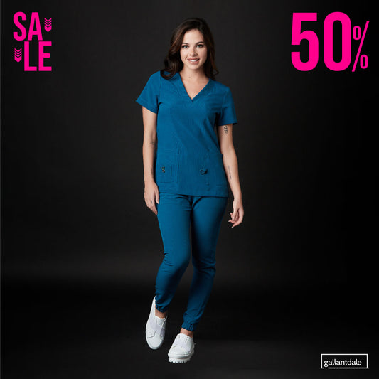 Médico o Doctora vistiendo una PIJAMA quirúrgica scrubs performance color negro marca Gallantdale Uniformes Médicos y Quirúrgicos