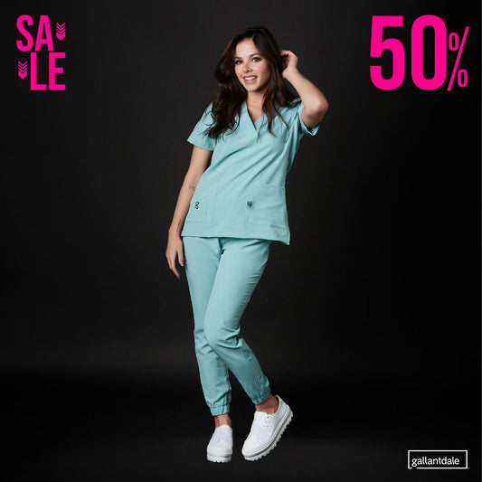 Médico o Doctora vistiendo una PIJAMA quirúrgica scrubs performance color negro marca Gallantdale Uniformes Médicos y Quirúrgicos