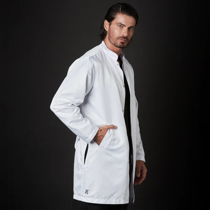 Médico o Doctor vistiendo una BATA color Blanco marca Gallantdale Uniformes Médicos y Quirúrgicos