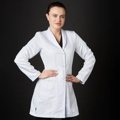 Médico o Doctor vistiendo una BATA color Blanco marca Gallantdale Uniformes Médicos y Quirúrgicos