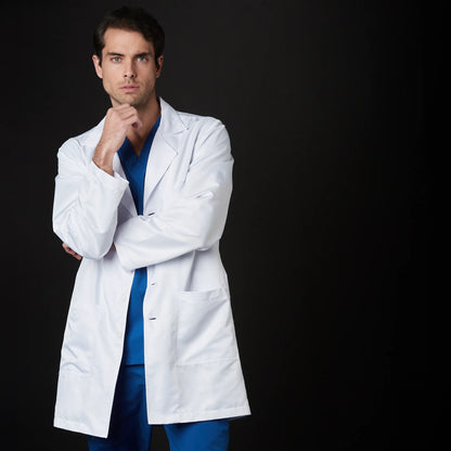 Médico o Doctor vistiendo una BATA médica Toledo color BLANCO marca Gallantdale Uniformes Médicos y Quirúrgicos