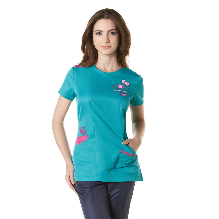 Médico o Doctor vistiendo una FILIPINA color AQUAMARINE marca Gallantdale Uniformes Médicos y Quirúrgicos