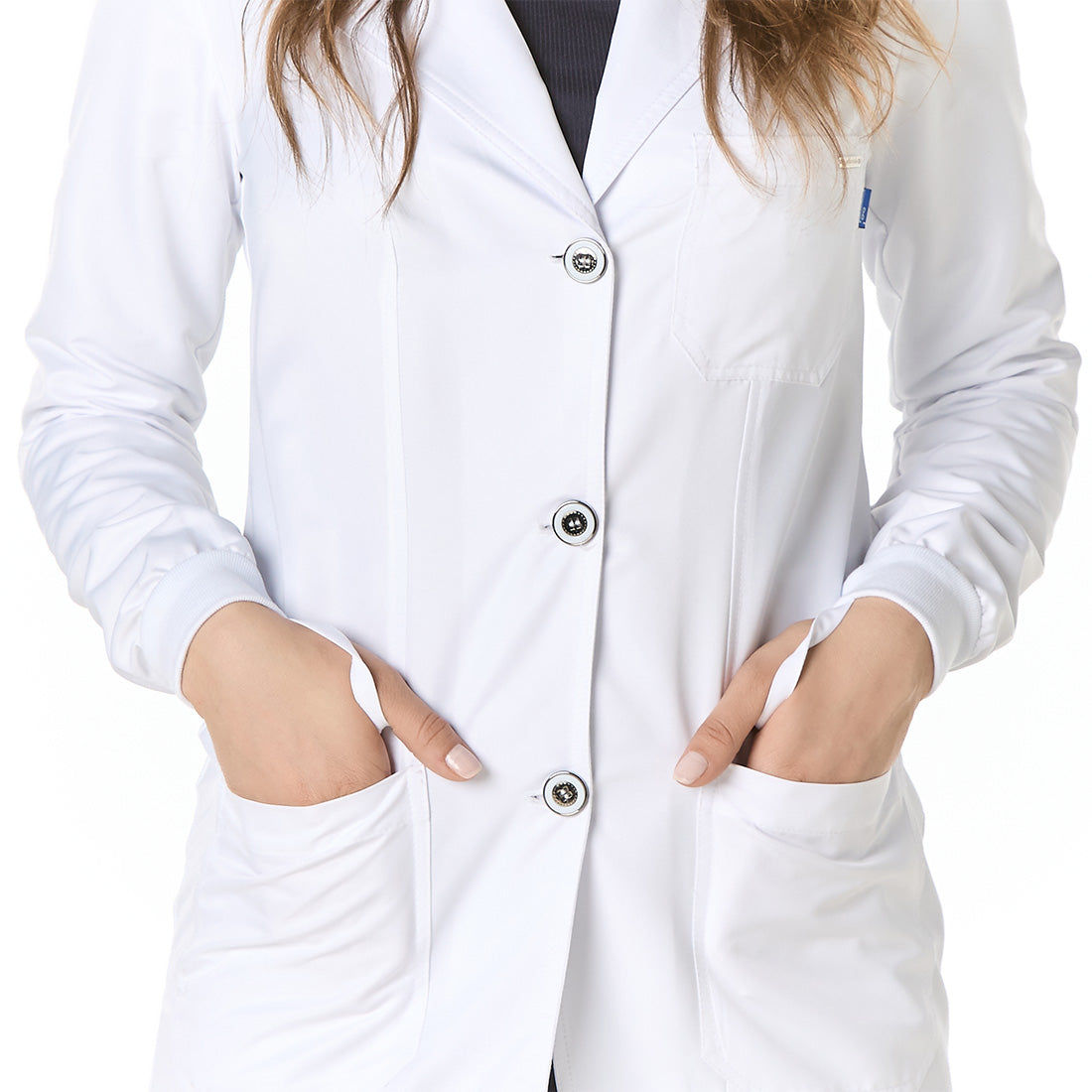 Médico o Doctor vistiendo una  color BLANCO marca Gallantdale Uniformes Médicos y Quirúrgicos