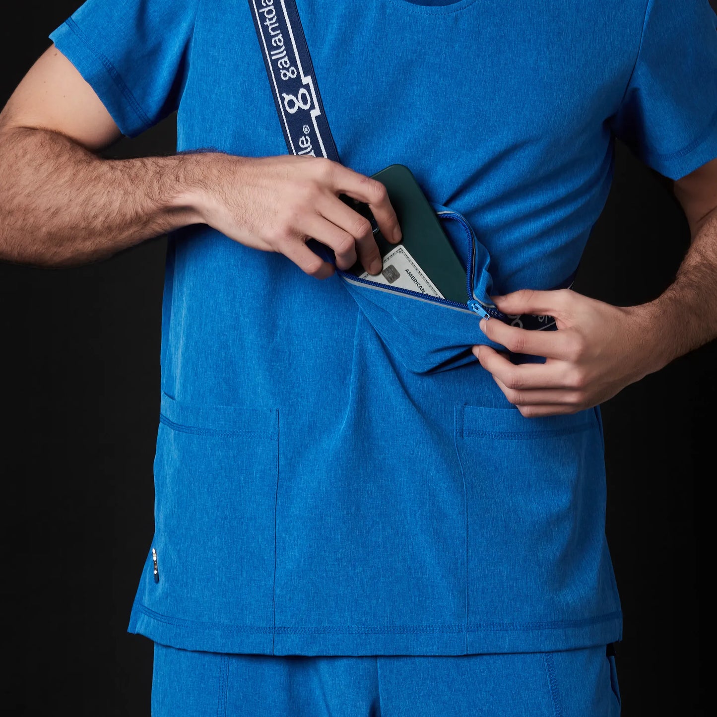 Médico o Doctor vistiendo una BOLSA cangurera color azul marca Gallantdale Uniformes Médicos y Quirúrgicos