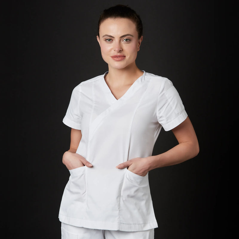 Médico o Doctor vistiendo una FILIPINA color Blanco marca Gallantdale Uniformes Médicos y Quirúrgicos