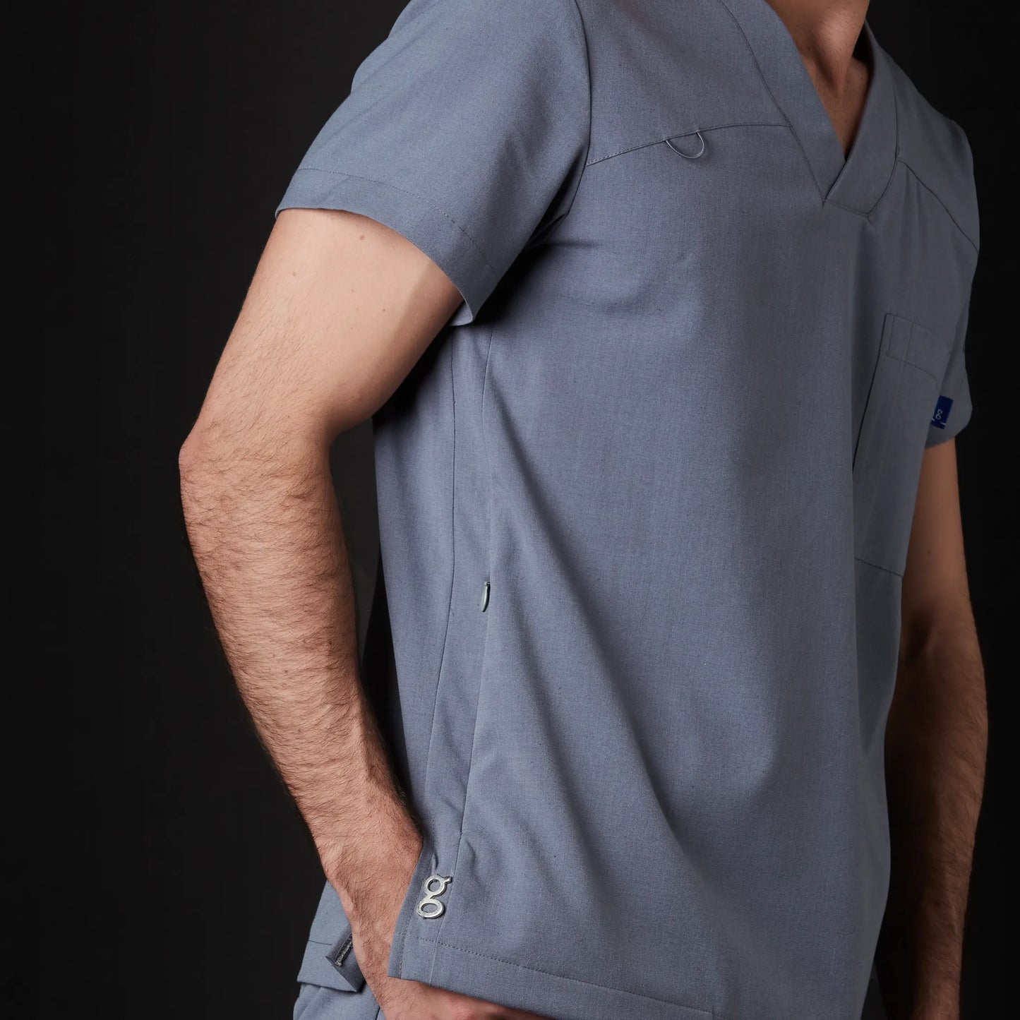 Médico o Doctor vistiendo una  color Organic Blue marca Gallantdale Uniformes Médicos y Quirúrgicos