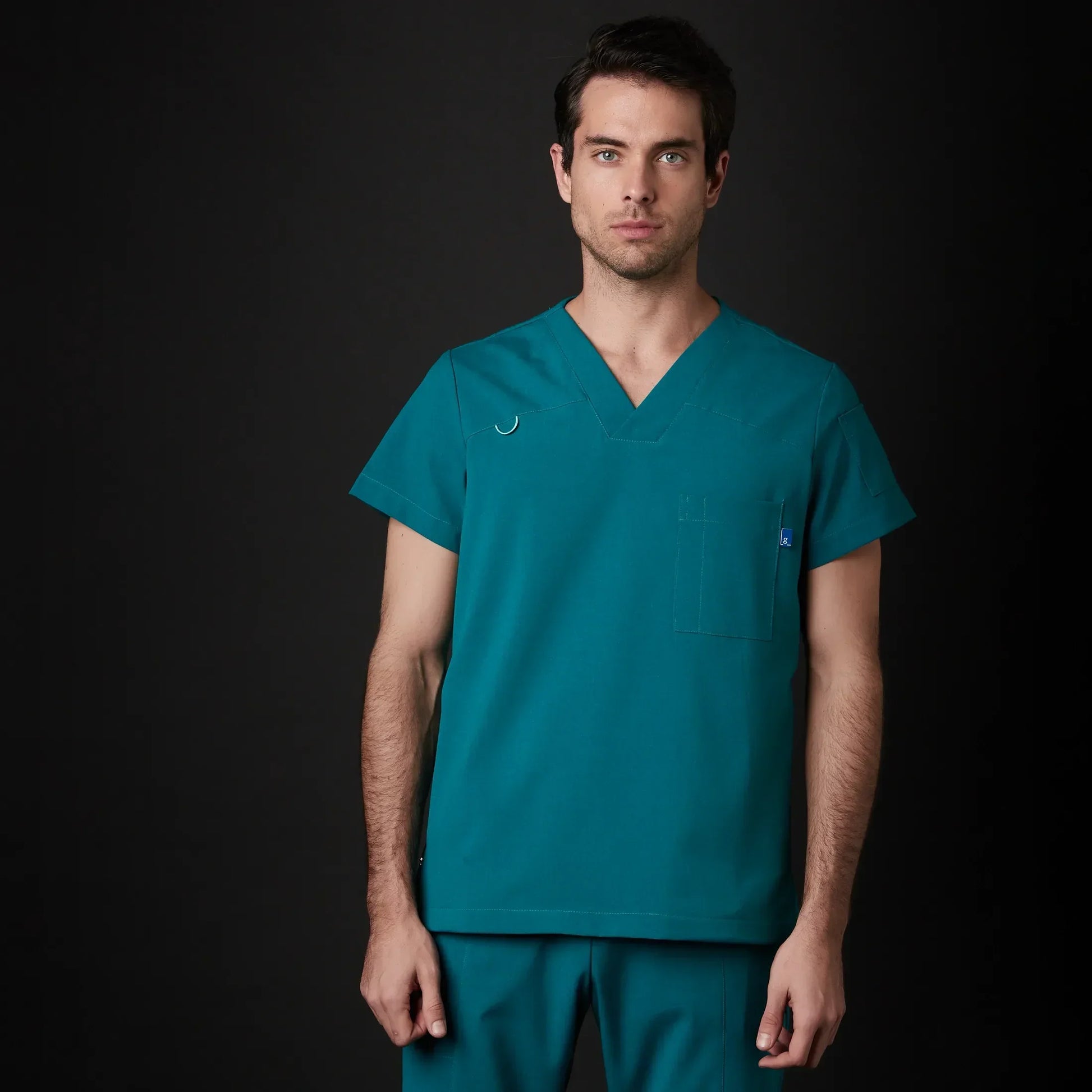 Médico o Doctor vistiendo una  color Organic Grey marca Gallantdale Uniformes Médicos y Quirúrgicos