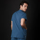 Médico o Doctor vistiendo una  color Organic Blue marca Gallantdale Uniformes Médicos y Quirúrgicos