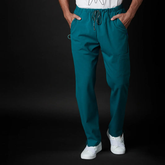 Médico o Doctor vistiendo una PANTALÓN color Organic Blue marca Gallantdale Uniformes Médicos y Quirúrgicos
