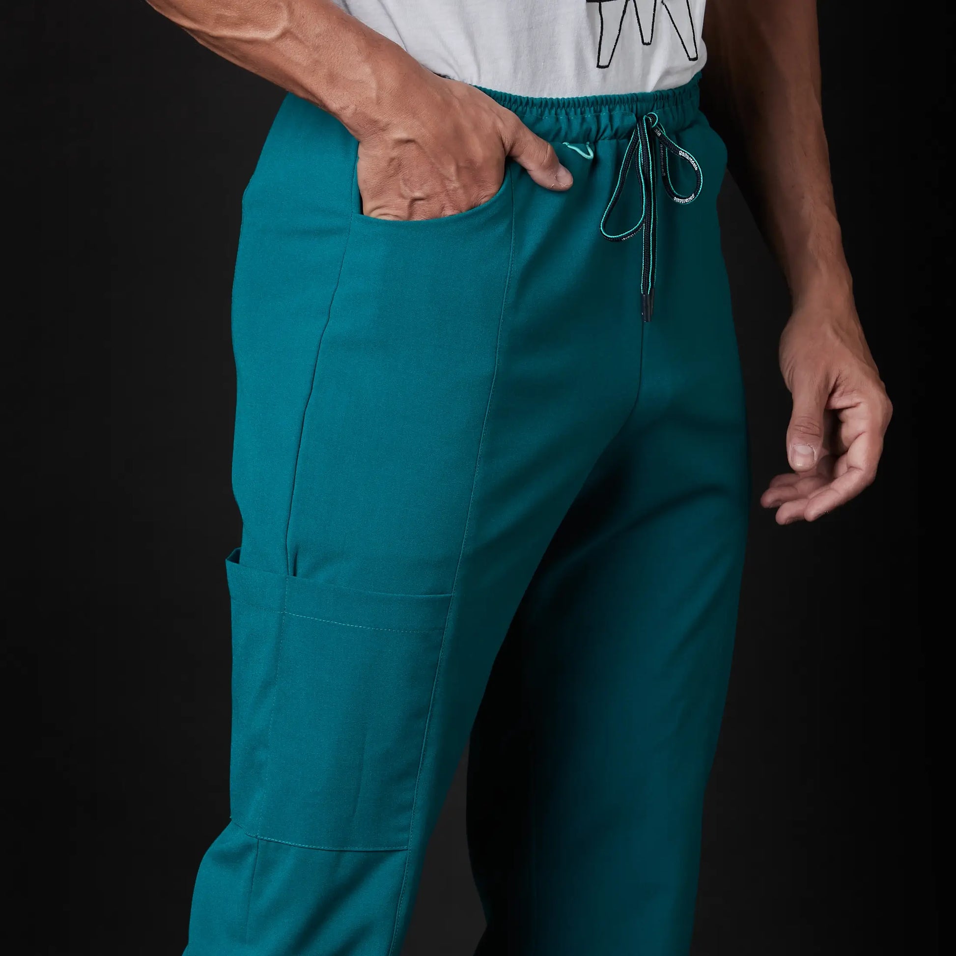 Médico o Doctor vistiendo una  color Organic Grey marca Gallantdale Uniformes Médicos y Quirúrgicos
