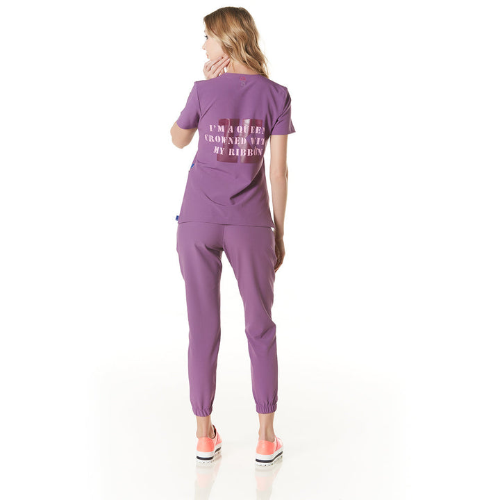 Médico o Doctor vistiendo una  color MORADO marca Gallantdale Uniformes Médicos y Quirúrgicos
