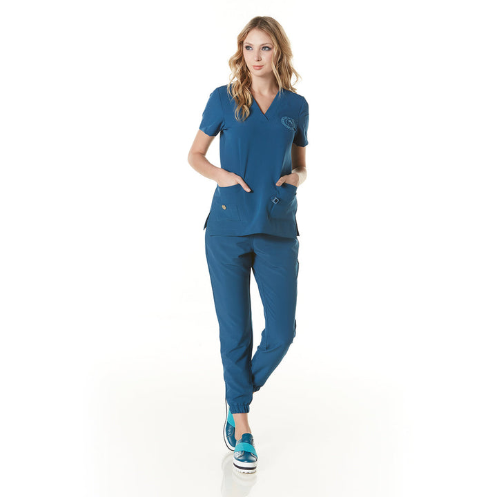 Médico o Doctor vistiendo una  color NEGRO marca Gallantdale Uniformes Médicos y Quirúrgicos