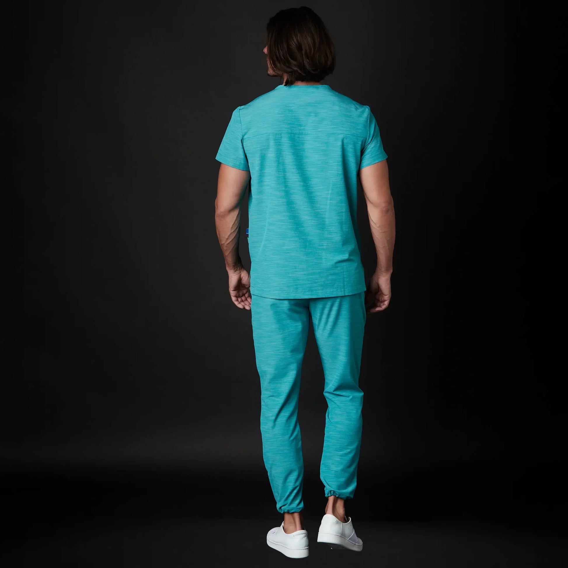 Médico o Doctor vistiendo una  color Azul Neón marca Gallantdale Uniformes Médicos y Quirúrgicos