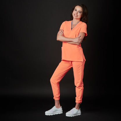 Médico o Doctor vistiendo una  color Naranja Neón marca Gallantdale Uniformes Médicos y Quirúrgicos