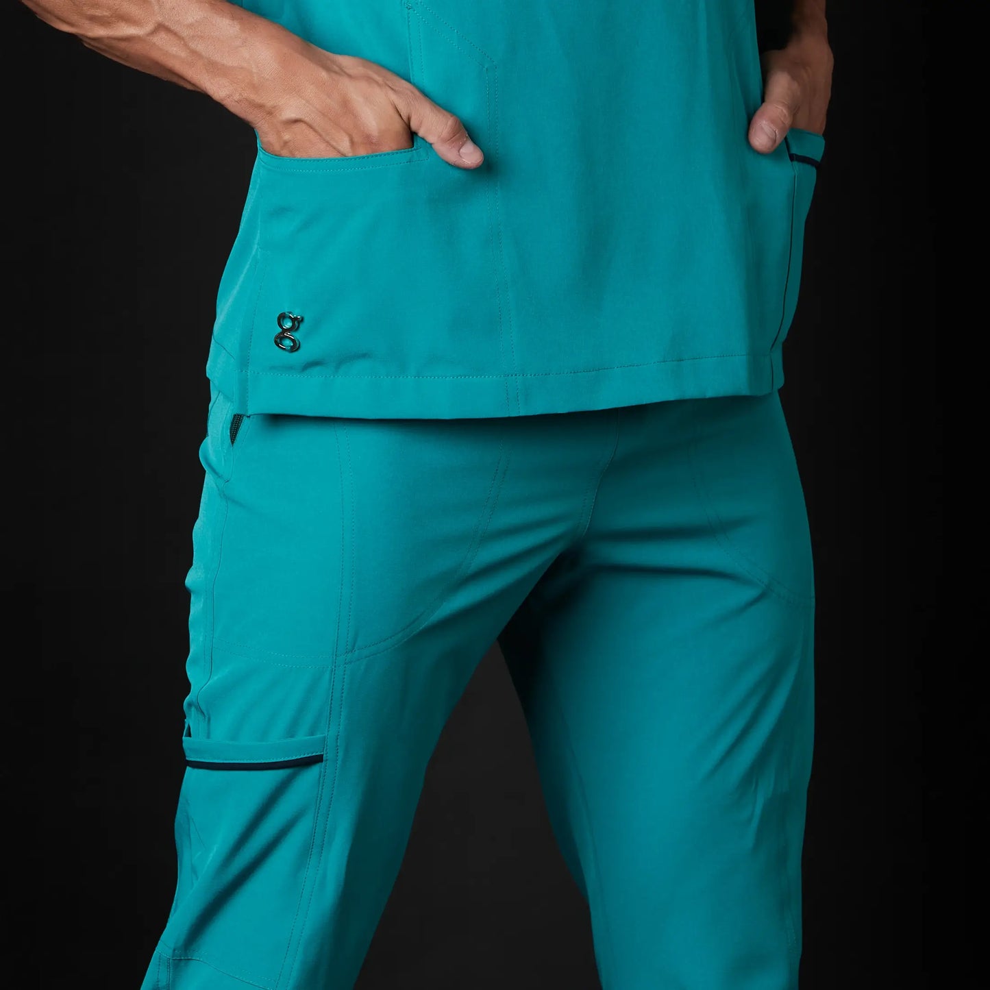 Médico o Doctor vistiendo una  color Aquamarine marca Gallantdale Uniformes Médicos y Quirúrgicos