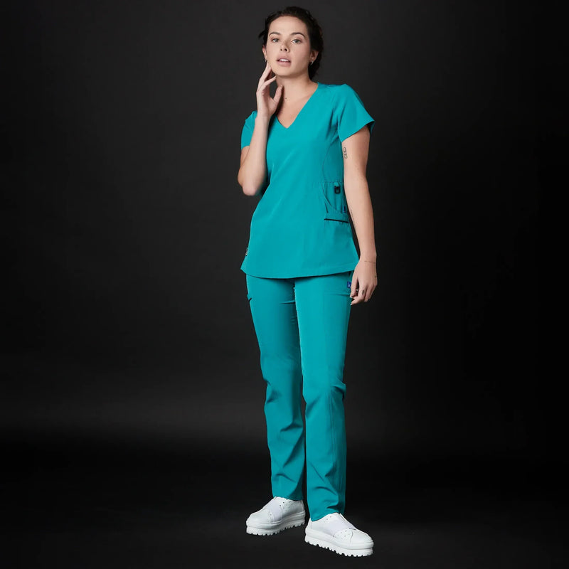Médico o Doctor vistiendo una PIJAMA color Aquamarine marca Gallantdale Uniformes Médicos y Quirúrgicos