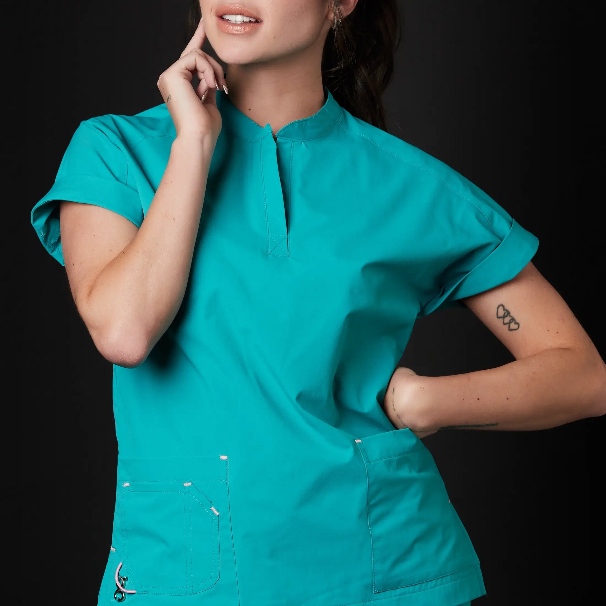 Médico o Doctora vistiendo una PIJAMA quirúrgica phantom scrubs color aquamarine marca Gallantdale Uniformes Médicos y Quirúrgicos