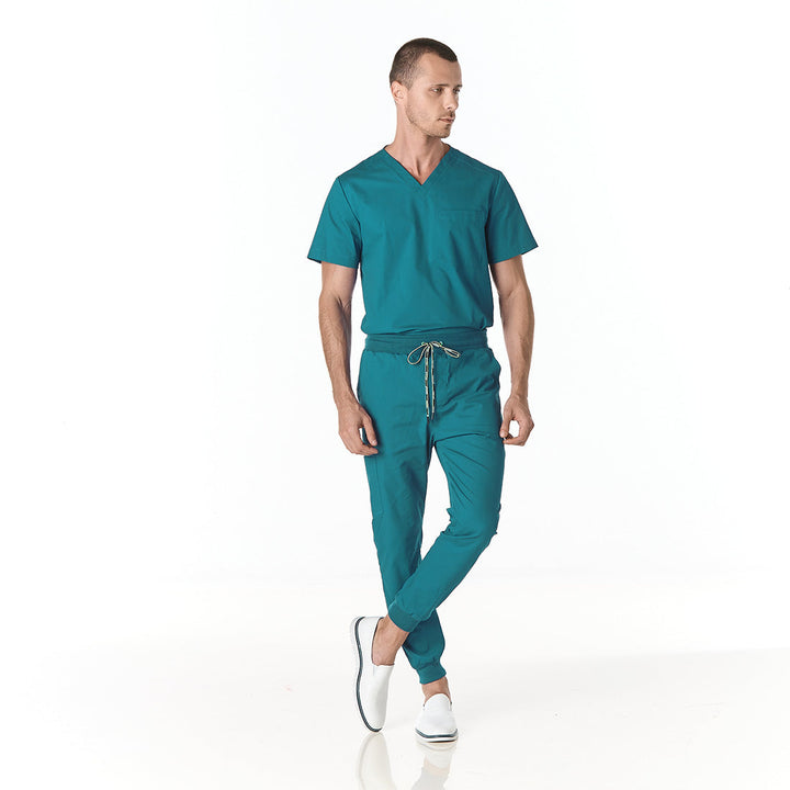 Médico o Doctor vistiendo una  color REY marca Gallantdale Uniformes Médicos y Quirúrgicos