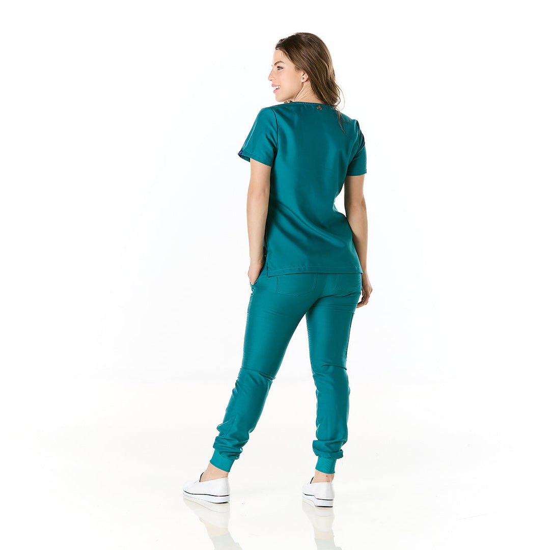 Médico o Doctor vistiendo una  color ROJO marca Gallantdale Uniformes Médicos y Quirúrgicos