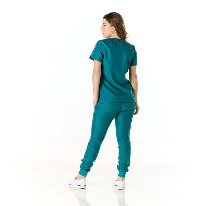 Médico o Doctor vistiendo una  color ROJO marca Gallantdale Uniformes Médicos y Quirúrgicos