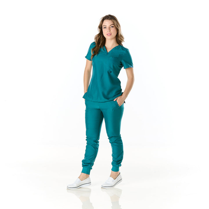 Médico o Doctor vistiendo una  color ROJO marca Gallantdale Uniformes Médicos y Quirúrgicos