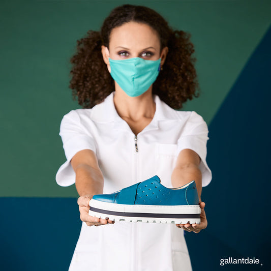 Médico o Doctor vistiendo una SNEAKER G-POP color BLANCO marca Gallantdale Uniformes Médicos y Quirúrgicos